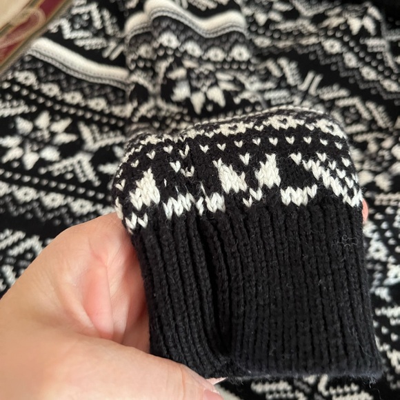 Old Navy Black and White sweater with hood.  With snowflake design for boys - Picture 2 of 10